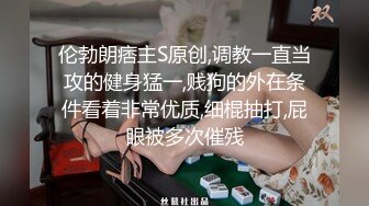 母狗趴着接受大鸡吧3p