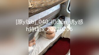 年轻黑丝小妹被两个大叔玩弄，全程露脸在床上舔两个鸡巴，车轮战黑丝骚逼淫声荡语还拿道具抽插边拍边干刺激