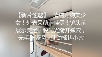 【新速片遞】❤️淫靡婚纱❤️绿帽贡献妻子给别人玩，穿着婚纱被单男拽着头发肏，自己只能看着老婆被内射撸 极度淫骚