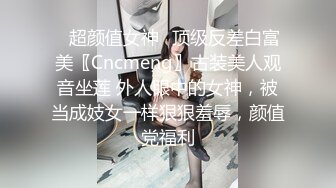 颜值不错的无毛小浪妹，就喜欢让大哥的鸡巴深喉插进嘴里