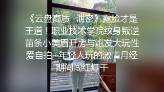 高中制服jk嫩妹肉臀弯腰坐镜头脸和黑森林同框前抄 黄色超短裙极品美女扶梯上还用手机把裙子挡着黄色内内