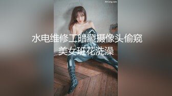 两个小百合餐厅包间里面就玩起来了