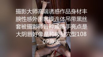 轻熟女露脸乳夹丰满大奶子，道具插穴撅起屁股掰穴特写道具吸在地板整根插入