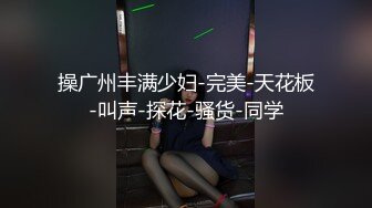  00后小姐妹在床上一起伺候小哥，交大鸡巴舔乳头，互相抚慰玩弄骚穴和奶子，让小哥床上床下各种抽插爆草