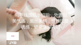  碎花裙清纯长发萌妹粗长大黄瓜戴上套子就插茓,青春感、少女感十足