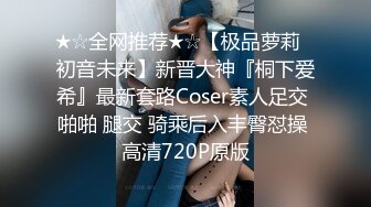 帅哥花大价钱手机约俩人妖性服务自己深喉大鸡吧毒龙舔屁眼和妖双插菊花高潮口爆