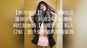 美甲店美女老板娘開店期間兼職撩騷,收銀臺下雙腿大開,勾引帥氣小夥來幹