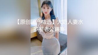 【新速片遞】 小吃店女厕全景偷拍❤️服务员撅屁股尿尿