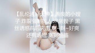   小骚逼露脸洗干净了伺候小哥哥诱惑狼友，舔鸡巴的样子好骚吸蛋蛋