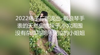 工厂小妹周末休息在家，浴室把自己洗干净后跟小哥床上啪啪，跟狼友互动娱乐很孩子被大哥压在身下爆草还吃奶