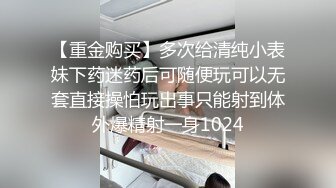 乖乖小野猫3P露脸黑丝微SM情趣带着小乳夹让两大哥调教，掰开骚穴拿道具抽插，口交足交舔逼，各种抽插爆草