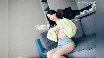   棕色头发俄罗斯风情妹子，被卷发小哥哥无情后入啪啪胸大屁股翘，操着真爽，极美粉鲍鱼