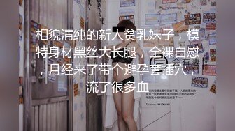 黑丝熟女阿姨偷情 边操边跟闺蜜语音聊天 屁眼塞着肛塞 被无套猛怼稀毛鲍鱼肥 强忍着不叫出来