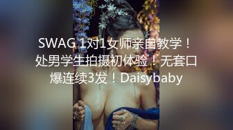 难得粉穴美乳小姐姐，地上假屌骑乘自慰，无毛粉穴小穴，磨蹭大白美臀套弄