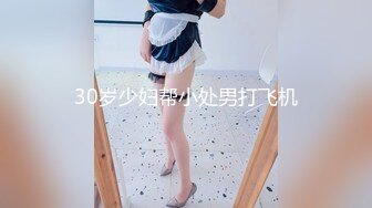 【新片速遞】   漂亮美女 牛仔裤开破洞 撅着屁屁被大鸡吧无套爆菊花 这么粉嫩的无毛鲍鱼都操腻了 内射 