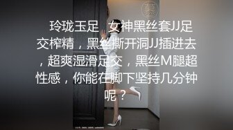   极度淫荡骚女两男一女3P激情，菊花骚穴双洞其插，拿出振动棒三洞一起上，情趣一直骑乘，不够爽再用跳蛋磨阴蒂