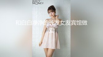 合租房门缝偷窥对门的美女换衣服 奶子又白又大身材还真不错