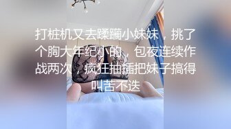 蓝裙大白腚的妹子后撅腚少毛清晰阴户逼上还挂着白带 (2)