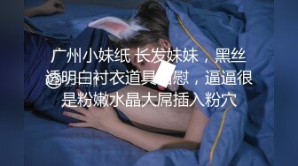 楚楚动人白衣小美女柔柔气质，妹子扶着鸡巴深深吞吸丰满肉体骑乘进出