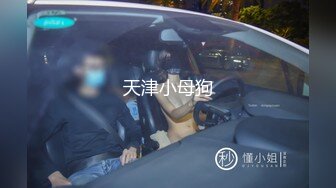 窗外偷拍大奶子胖妹洗澡被发现了用洗澡毛巾打我,问谁在这里