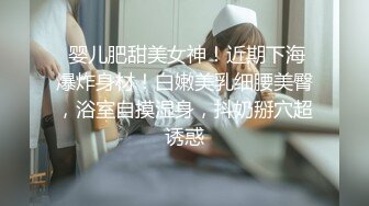 老久选妃小妈咪带小妹来服务，谈好价钱就开喽，脱光了直接干一阵抽插爆草把小姐姐干的神魂颠倒