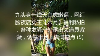 Skylar Vox 回到家在沙发上得到了一些大奶和一个胖屁股