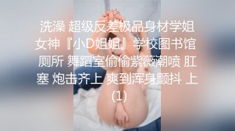 颜值不错妹子野地啪啪，脱光光口交地上大力猛操，很是诱惑喜欢不要错过