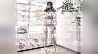 牛仔裤女神，难得露脸，细腰美腿半脱下裤子，手指扣穴水声哗哗，穿上吊带黑丝袜，低低呻吟更是诱惑