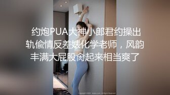  眼镜骚熟女3P大战，两根屌轮流吃，骑乘边操边插嘴，后入猛怼小骚货