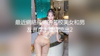 猥琐小哥看到漂亮大长腿少妇走不动了借机摸一下大长腿爽翻了