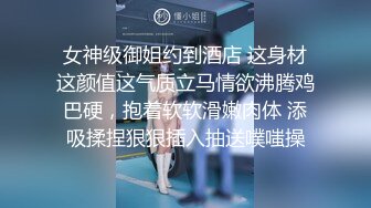 风骚人妻被大鸡巴无情蹂躏，无套爆草各种体位抽插，浪叫呻吟不止，淫声荡语不断，撅着屁股给狼友看粉嫩骚穴