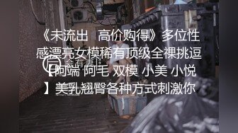 带骚熟女酒店开房，一进来就脱下裤子吃JB，抬起双腿扣穴，骑乘抽插猛操，两个大奶子直晃-