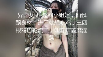 监控破解偷窥一居室三个姐妹在家里光溜溜的换衣服