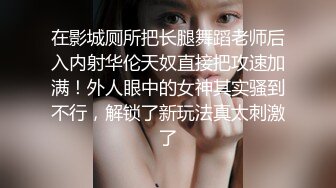 【烈焰红唇美女大战头套男】极品美腿吊带白丝，猛扣多毛骚穴，美女很享受直浪叫，吸吮大屌扶着插入，主动骑乘爆插骚的很