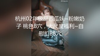 看到隔壁家小妹下班回来,急忙到卫生间窗户后面偷窥她洗澡