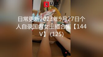 【新片速遞】 极度淫荡骚女3P名场面！两根大屌左右一起舔！操穴插嘴齐开，喜欢射在嘴里，吸吮JB太骚了