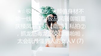 胸前印了一只熊的长衫美女真是粉嫩