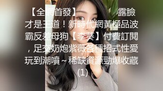  极品两个熟女少妇双飞大战瘦瘦哥哥，已撸鸡巴很翘，浴池洗澡多人的淫乱