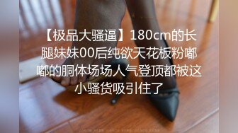 勾搭两个风骚女技师小哥想要啪啪，淫声荡语不断撩骚动手动脚扒光玩奶各种爆草，还让骚女打电话草她好刺激