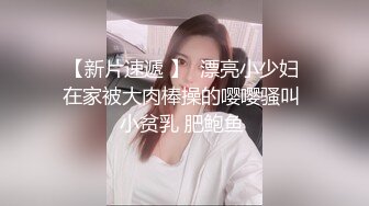 长相清纯苗条身材美女全裸自慰诱惑，近距离特写手指扣逼出水，跪在椅子上扭动屁股，揉搓逼逼高潮大量流出白浆