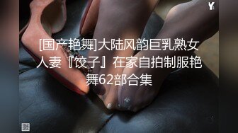  无毛肥逼妹子黑色网袜假屌自慰啪啪，抬起双腿猛操上位骑乘，没几下就射了内射美穴