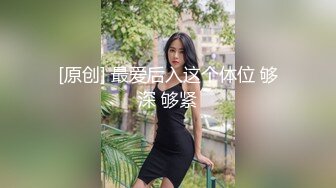 老演员跟小哥出来玩车震，骚逼带口罩做爱有一套，车后座脱光了跟大哥各种姿势爆草抽插浪荡呻吟敞开腿玩逼