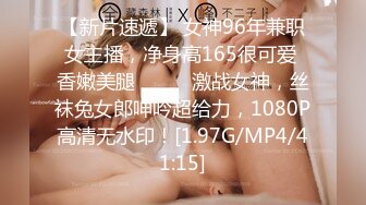  无毛肥逼妹子黑色网袜假屌自慰啪啪，抬起双腿猛操上位骑乘