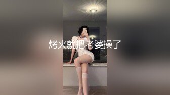   青春小丽妹女技师的诱惑，来客户按摩乳推打飞机，性感长腿脱下舔背摩擦