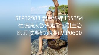 【稀缺摄像头】黑客破解家庭摄像头偷拍??知识分子模样小两口客厅看黄片调情情不自禁搞起