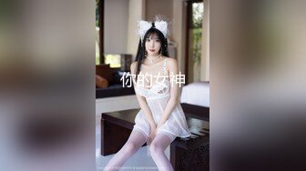 《极品CP☀️魔手☛外购》价值千元坑神巨作！商场全景4K镜头偸拍女卫超多大屁股小姐姐方便~短发清爽热裤美少妇儿子尿完她在尿 (2)