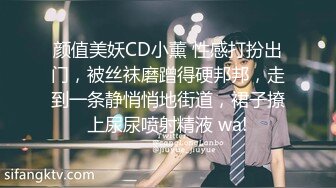 跟随偷窥漂亮小姐姐 皮肤白皙 小骚丁卡屁沟一晃一晃超诱惑 男友在照抄不误