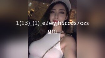 腹肌小伙和饥渴熟女约炮，鸡巴被少妇花式姿势咬住，死活挣脱不了